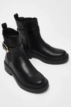 Quiz Flats|Boots><noscript><img width=
