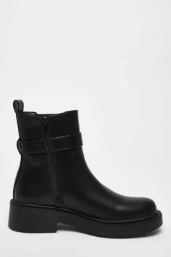 Quiz Flats|Boots><noscript><img width=