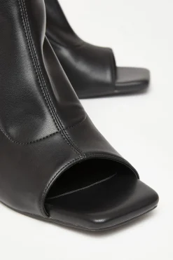 Quiz Boots><noscript><img width=